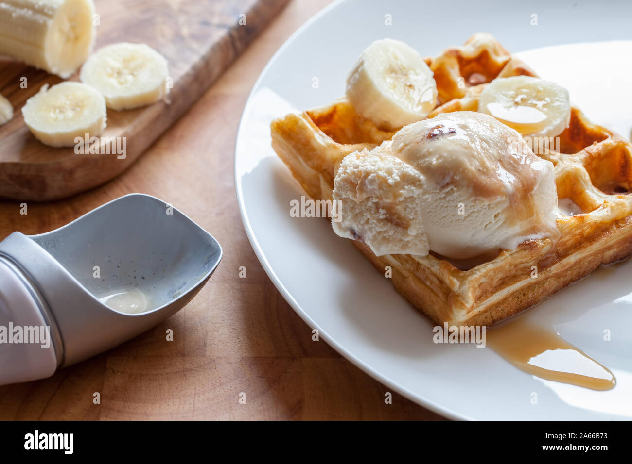 Gaufre banane close-up. Délicieux petit-déjeuner dessert repas préparé sur la plaque. Frit sucré gaufre avec de la crème glacée praliné vanille et sirop d'en fermer Banque D'Images