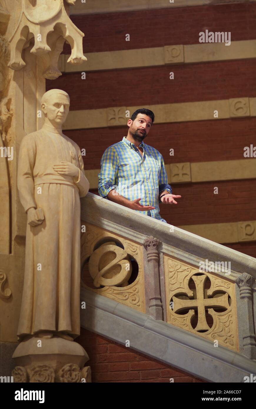 Homme posant sur un escalier intérieur Recinte modernista de Sant Pau, Barcelone Banque D'Images