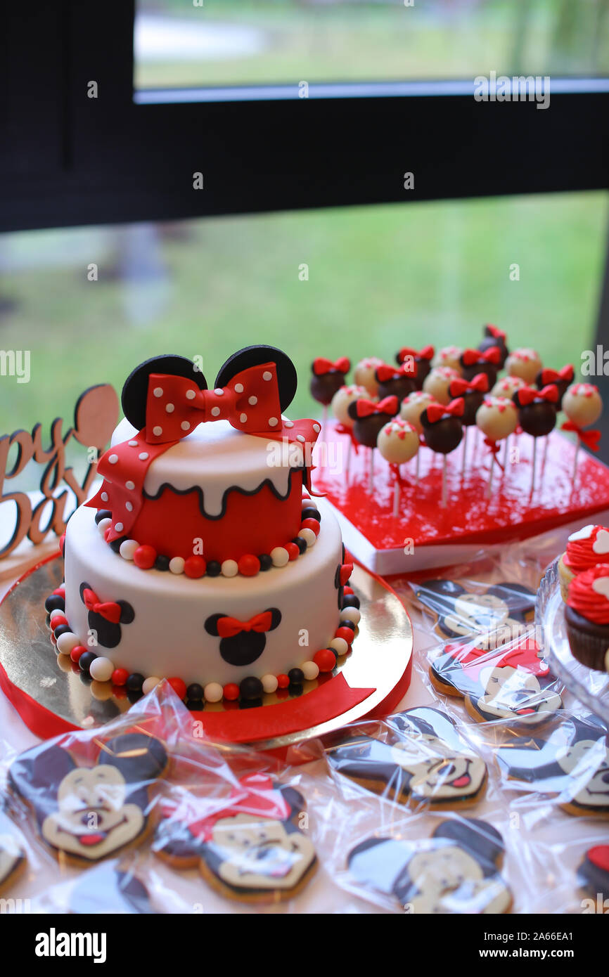 Mickey Mouse Rouge Gateau Pour Un Anniversaire Photo Stock Alamy