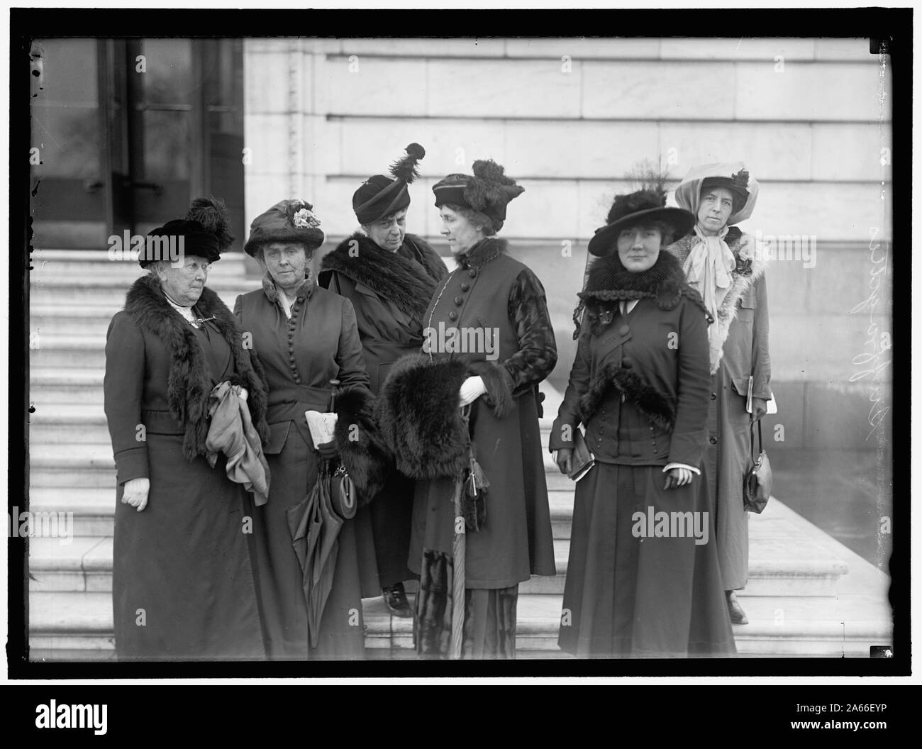 Femme AU SUFFRAGE UNIVERSEL. Poser LES ÉLECTEURS FEMME CHAMBRE DES REPRÉSENTANTS D'ACTION SUR L'amendement.MME. WILLIAM KENT, CALIFORNIE, 2ème À PARTIR DE LA GAUCHE ; MME. S. B. M. YOUNG,4ÈME À PARTIR DE LA GAUCHE ; ISABELLA MOTT DE NEW YORK, 2E DE LA DROITE ; KATHARINE FISHER DU NEW JERSEY, DROIT Banque D'Images