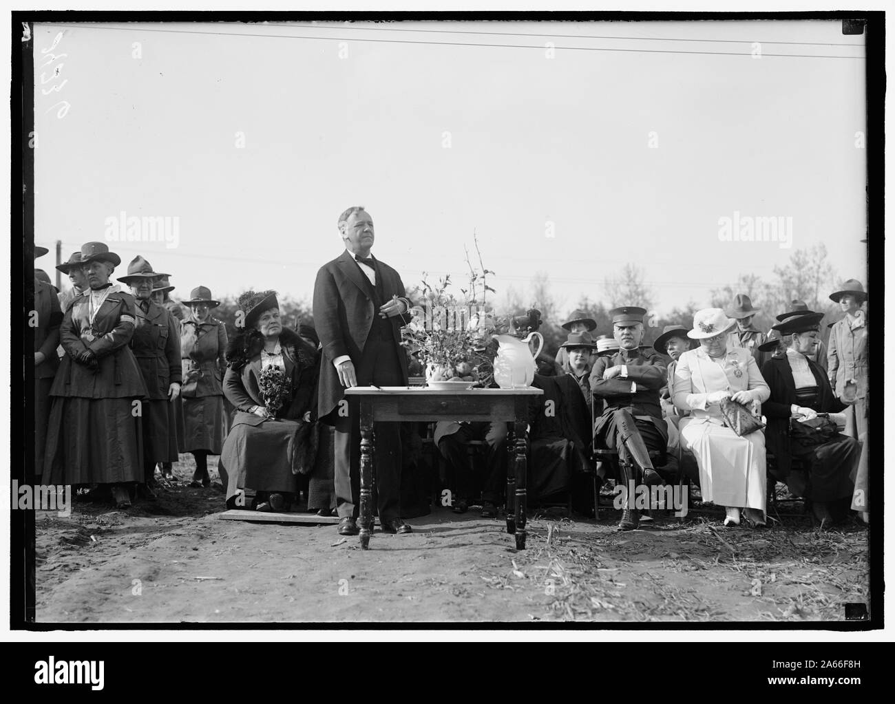 SERVICE NATIONAL DE LA FEMME DANS LE CADRE DE L'ÉCOLE, SECTION DE FEMME LIGUE NAVALE. SEC. DANIELS parlant. Assis : Mme. DANIELS ; GEN. BARNET ; MME. Guernesey Banque D'Images