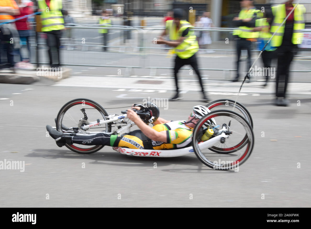 L'homme européen sur la pose de vélo à trois roues à la vitesse Banque D'Images