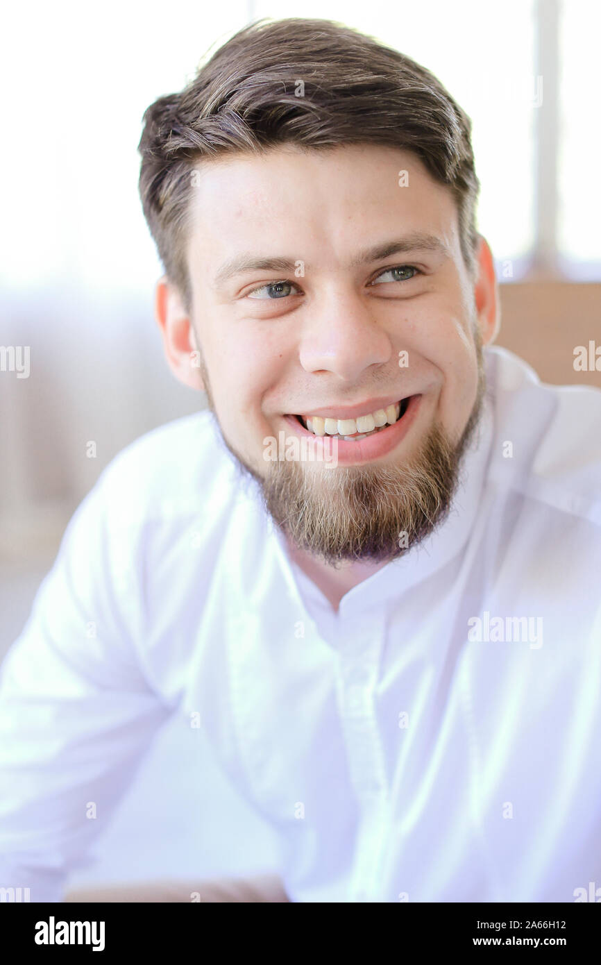Closeup portrait of smiling caucasian businessman. Banque D'Images