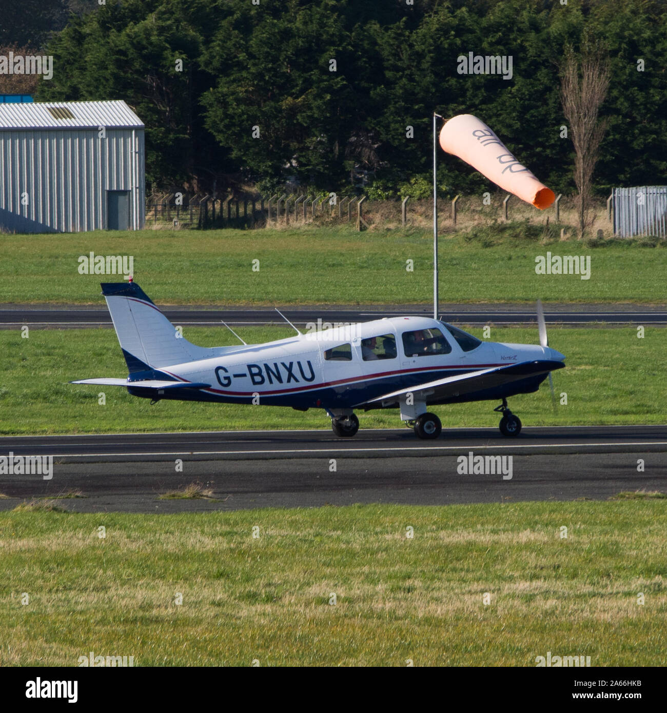 Light Aircraft G-BNXU l'atterrissage à Newtownards, Irlande du Nord Banque D'Images