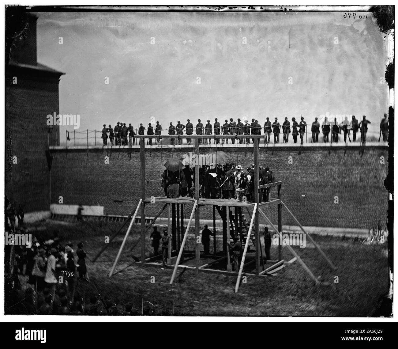 Washington, D.C. Le Général John F. Hartranft la lecture de l'arrêt de mort pour les conspirateurs sur l'échafaud Résumé : Guerre civile sélectionné des photographies, 1861-1865 Banque D'Images