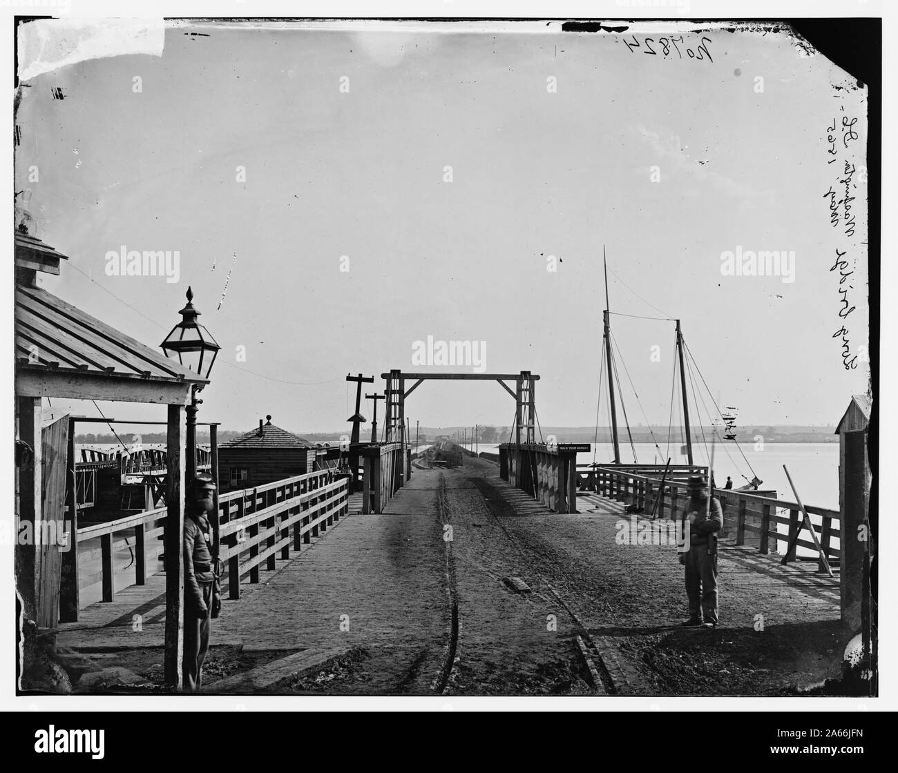 Washington, D.C. Le long pont sur le Potomac vu de la ville Résumé : sélection de photographies de la guerre civile, 1861-1865 Banque D'Images