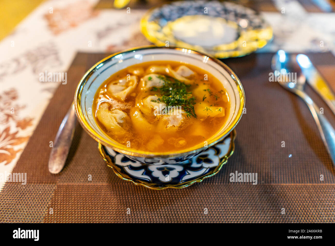 De délicieux plats traditionnels servis chauds et frais Soupe aux dumplings  de Pelmeni ouzbek avec la crème sure dans un bol Photo Stock - Alamy