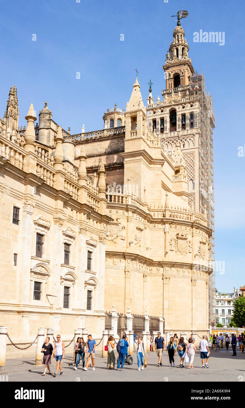 Les visiteurs faisant la queue pour entrer dans la cathédrale de Séville SEVILLE Calle Fray Ceferino González Espagne Séville Andalousie Espagne eu Europe Banque D'Images