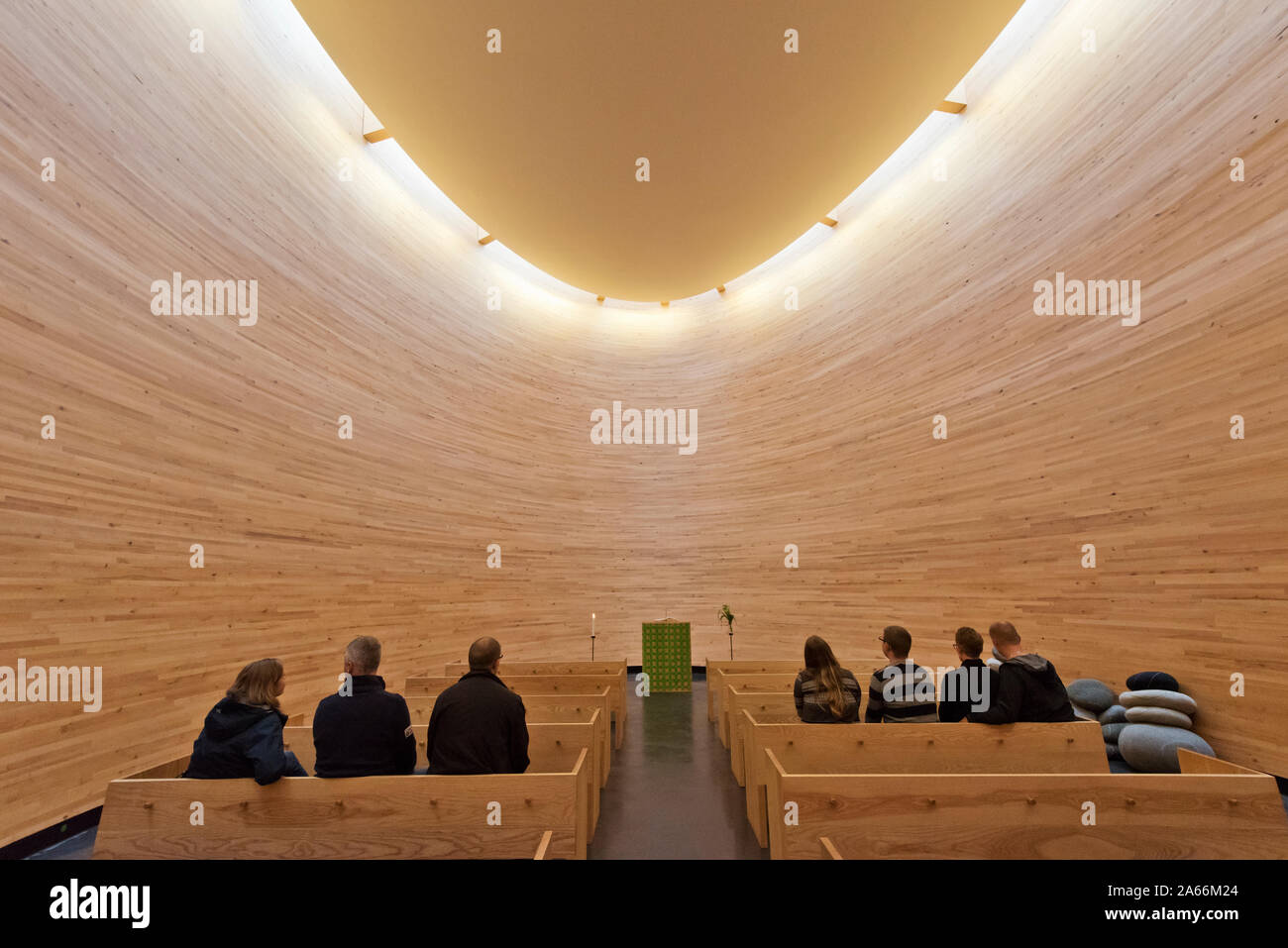 La chapelle Kamppi luthérienne sur Narinkka Square. Aussi connu sous le nom de "Chapelle de Silence', il est destiné à être un lieu de se calmer et avoir un moment de p Banque D'Images