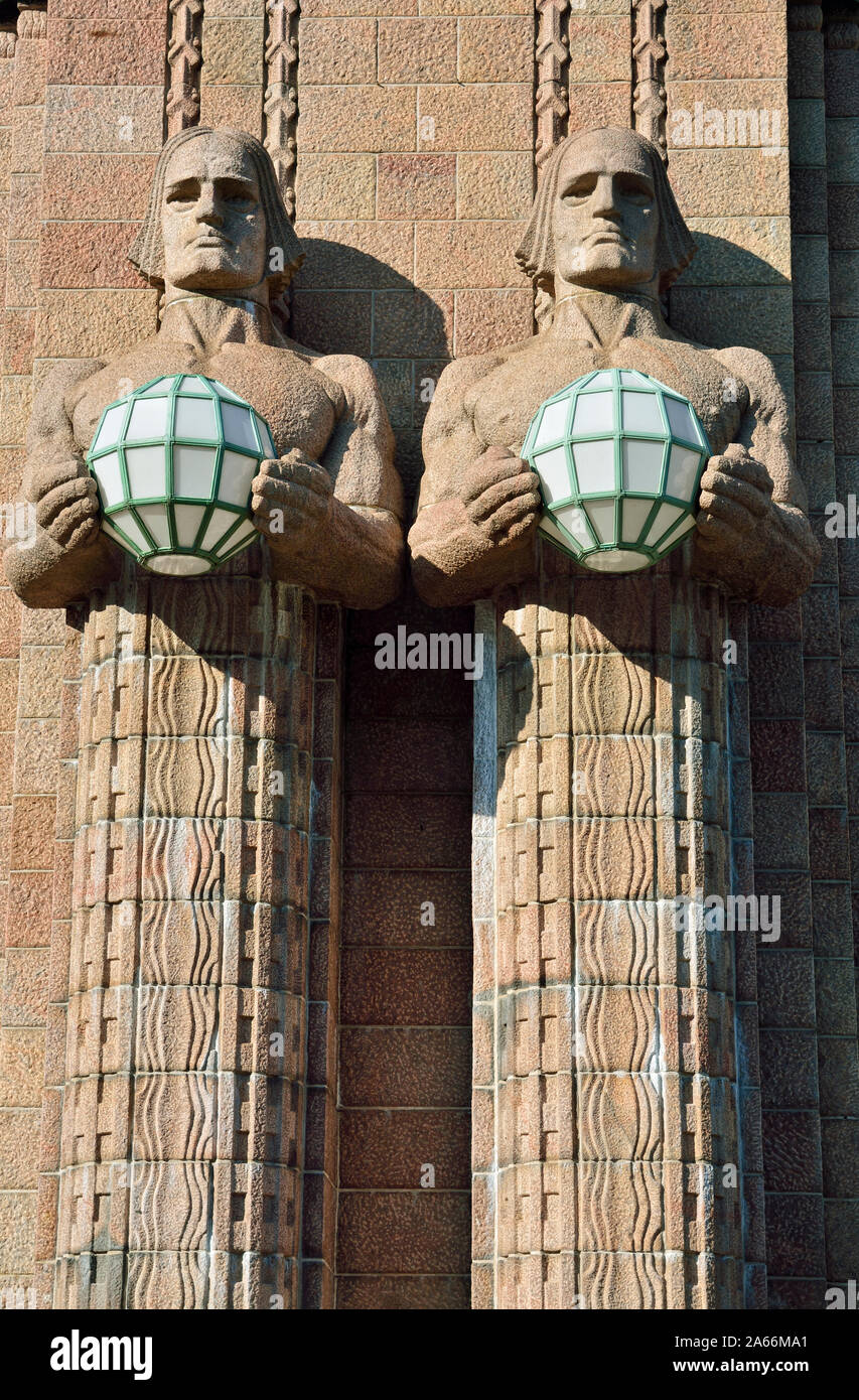 Statues de la Gare Centrale (Art Nouveau) faite de granit finlandais. La station a été construite entre 1909 et 1914 par l'architecte Eliel Saarinen. Helsink Banque D'Images
