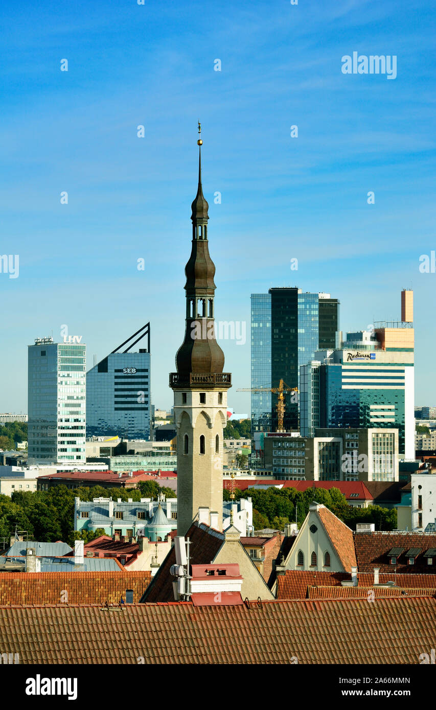 Tallinn moderne vue depuis la colline de Toompea. Tallinn, Estonie Banque D'Images