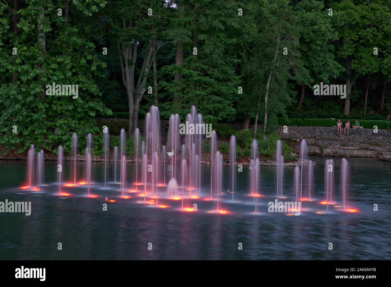 Danses de l'eau sur la surface pendant le spectacle des Fontaines de Spring Park, Alabama, Tuscumbia Banque D'Images