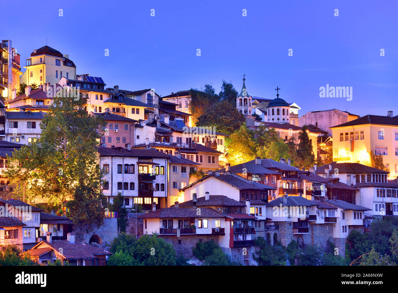 La vieille ville, secteur, de Veliko Tarnovo, au crépuscule. Bulgarie Banque D'Images