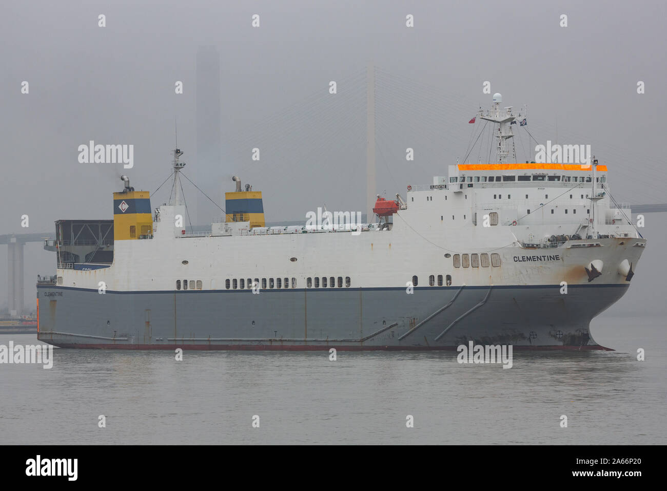 Clémentine ferry fret sur la Tamise où elle navigue une route régulière entre Purfleet, Essex et Zeebrugge. Banque D'Images