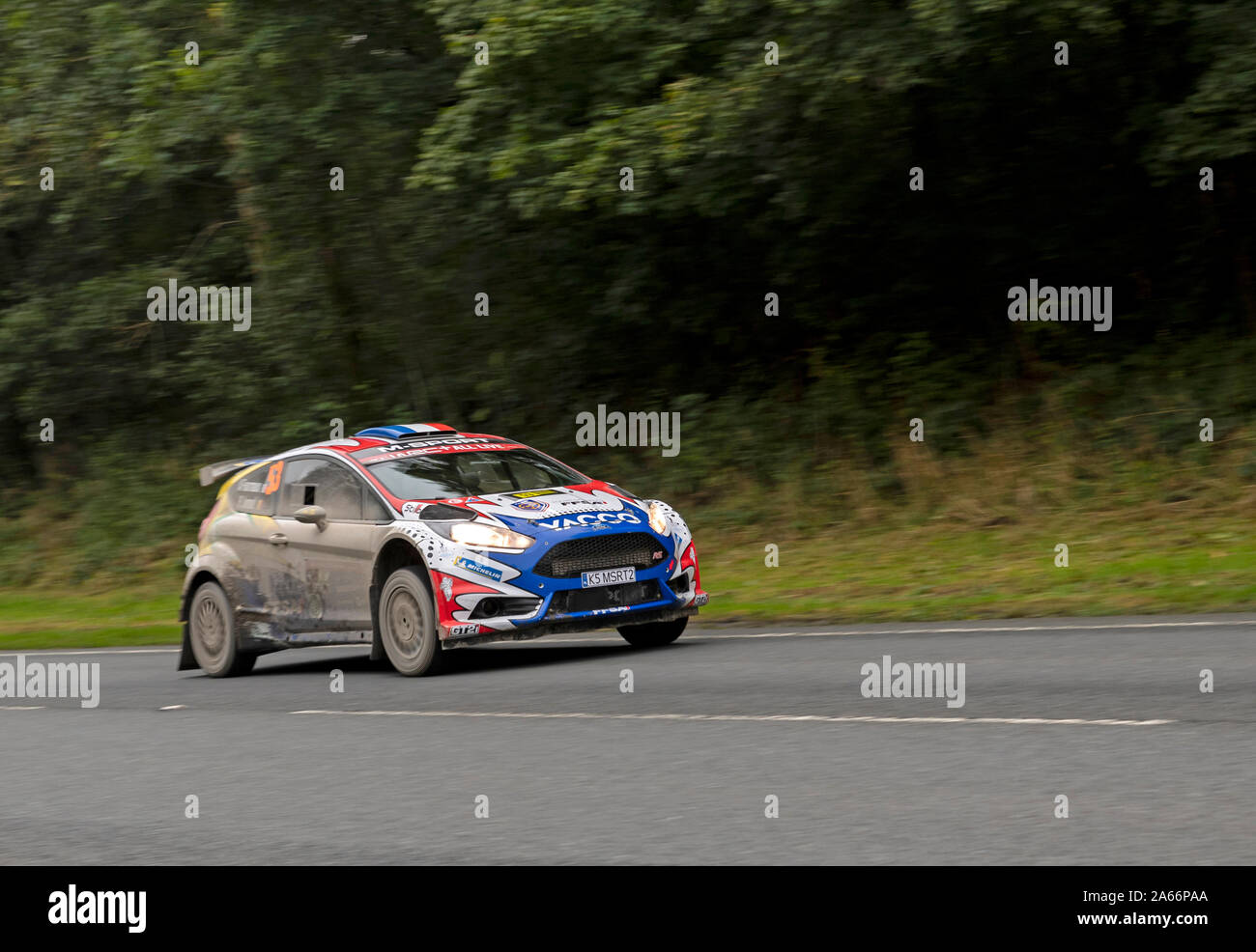 53 voiture pilote, Adrian Fourmaux, Co-Driver Renaud Jamoul, Wales Rally GB, entre deux étapes de Newtown, Powys, Wales, UK Banque D'Images