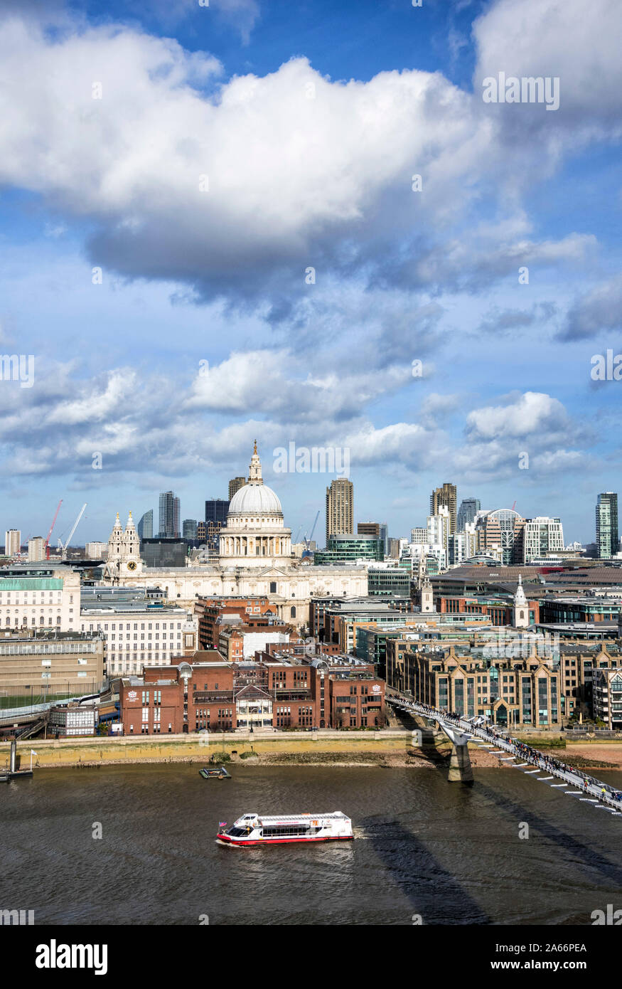 Vue en direction de St Paul et la cathédrale de Millennium Bridge de la Tate Modern, Londres, Angleterre Banque D'Images