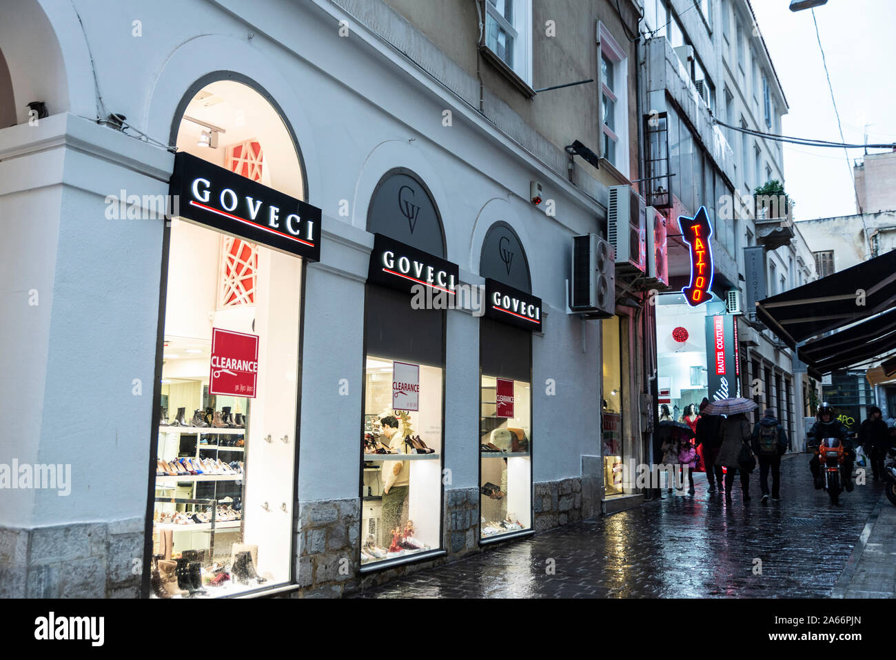 Athènes, Grèce - Janvier 4, 2019 : rue commerçante avec des magasins de vêtements avec des gens autour d'Athènes, Grèce Banque D'Images