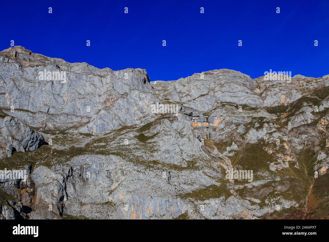 Paysage d'hiver dans les montagnes Picos de Europa, Cantabrie, Espagne. Les brèches, profondément fissurée de pics d''Europe du sud-est à cheval, Asturies Banque D'Images