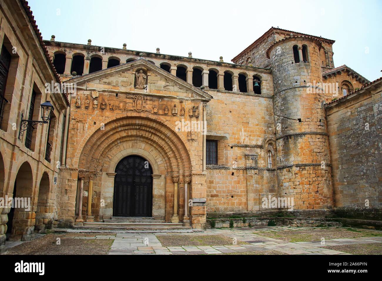 Santillana del Mar, collégiale romane le coeur de Santillana del Mar. L'église a ses origines dans un monastère datant de 870. Tradition Banque D'Images