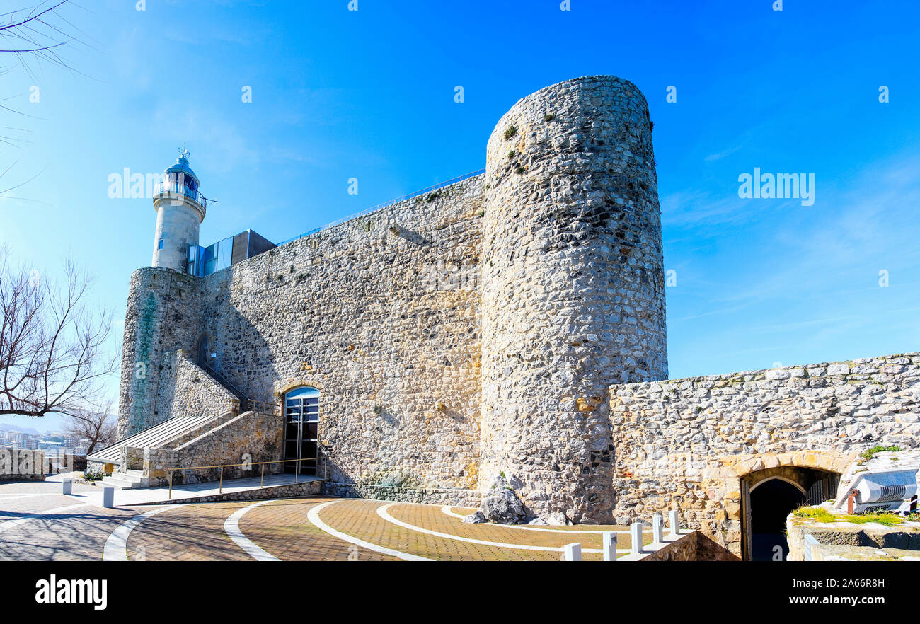 Château médiéval et le phare St. Ana à Castro Urdiales, Cantabria, ESPAGNE Banque D'Images