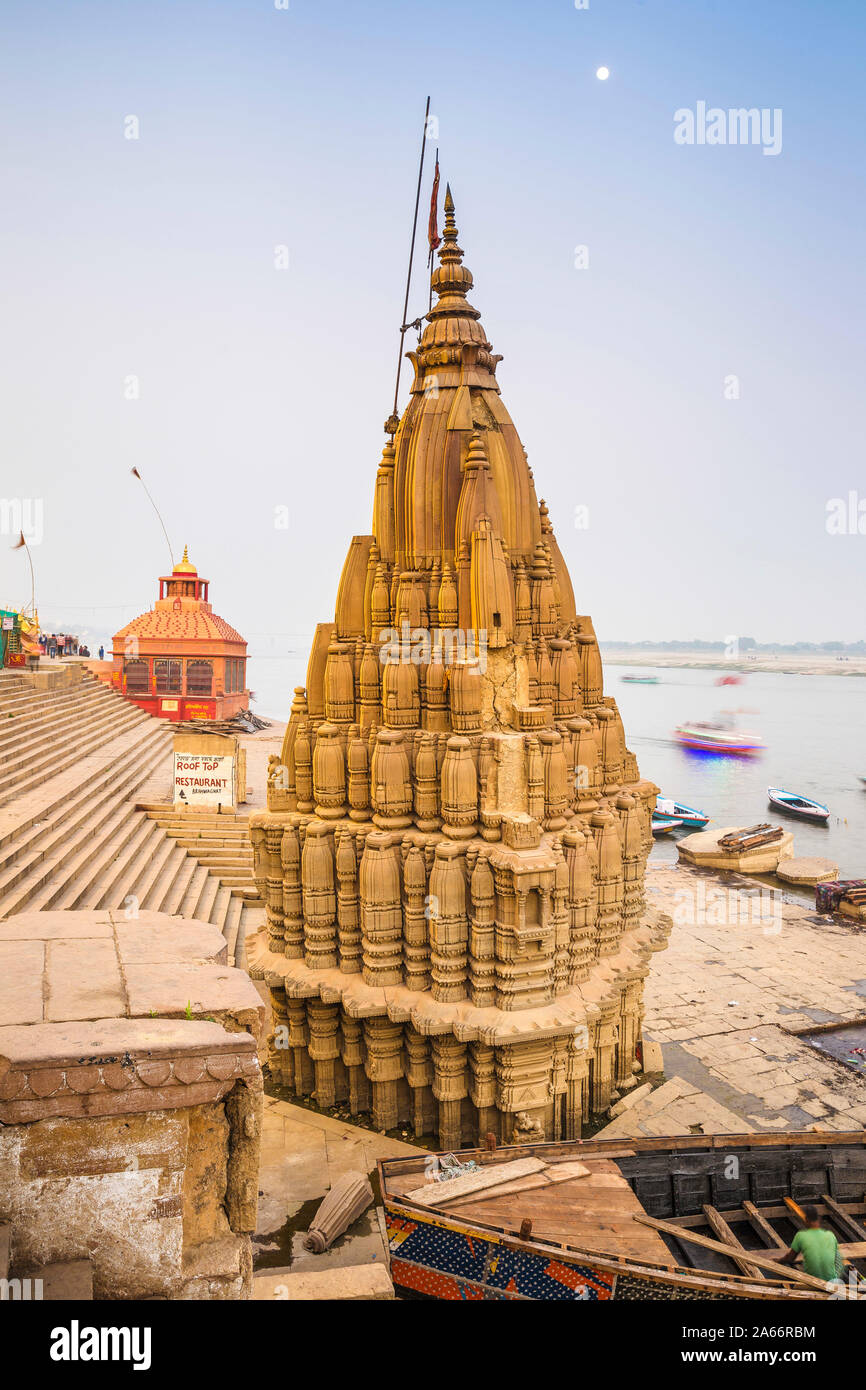 L'Inde, Uttar Pradesh, Varanasi, Scindia Ghat, temple de Shiva submergé Banque D'Images