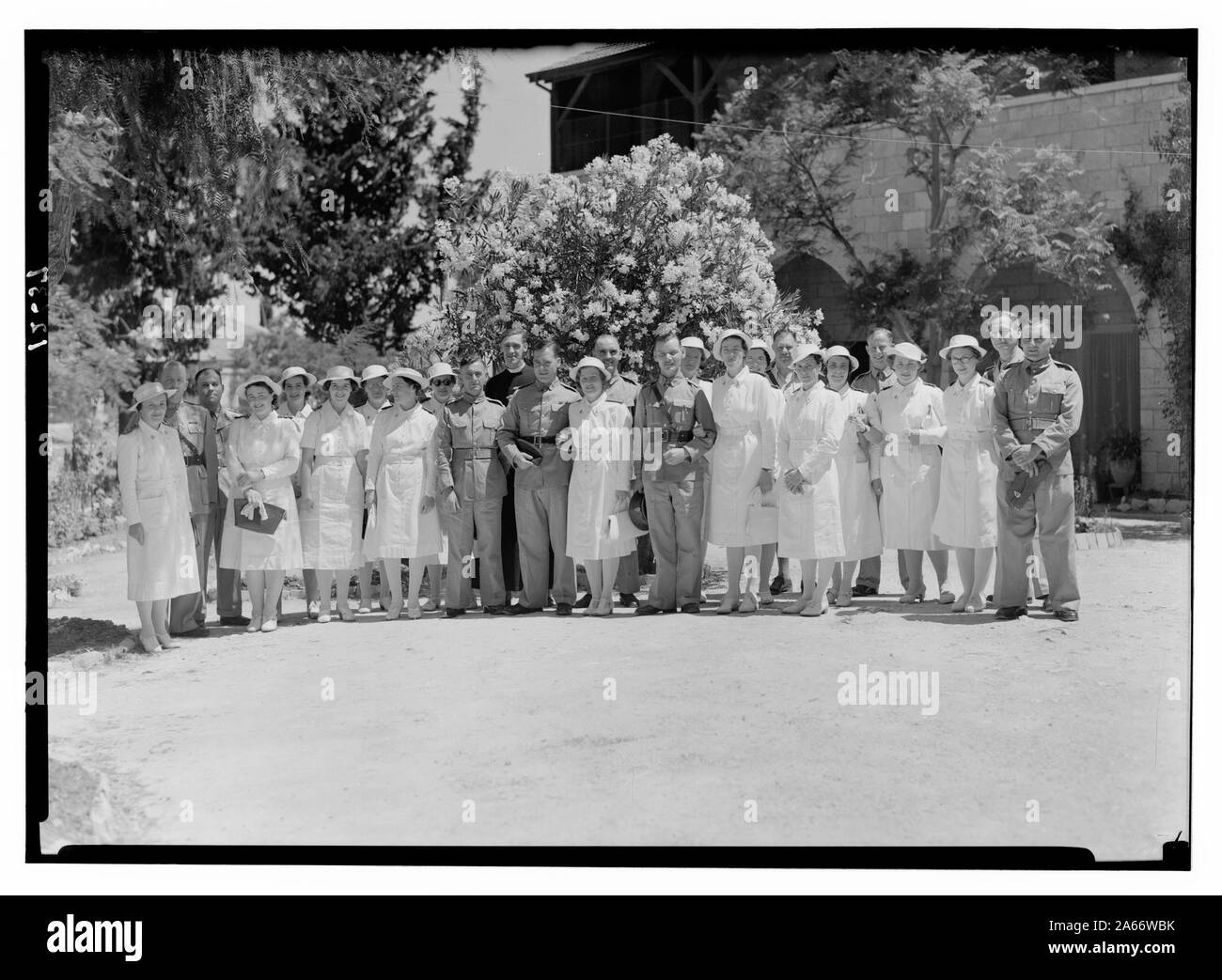 Mariage à St George's Cathedral le 3 juin 1942. Bridal group dans hostel garden Banque D'Images