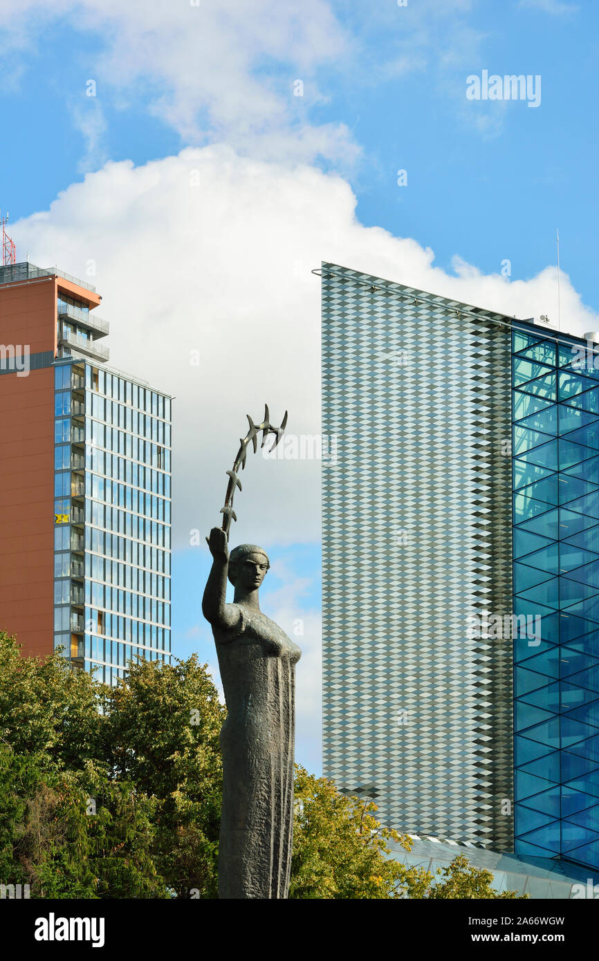 La première sculpture 'Hirondelles' par le sculpteur lituanien Juozas Mikenas a été conçue en 1964, un exemple de réalisme socialiste. Vilnius, Lituanie Banque D'Images