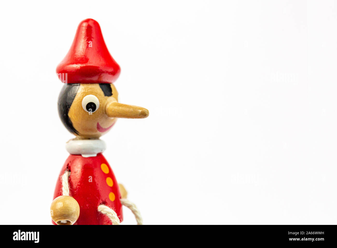 Le Pinocchio marionnette bec long qui raconte se trouve isolé sur un fond blanc. Le nez de Pinocchio. Banque D'Images