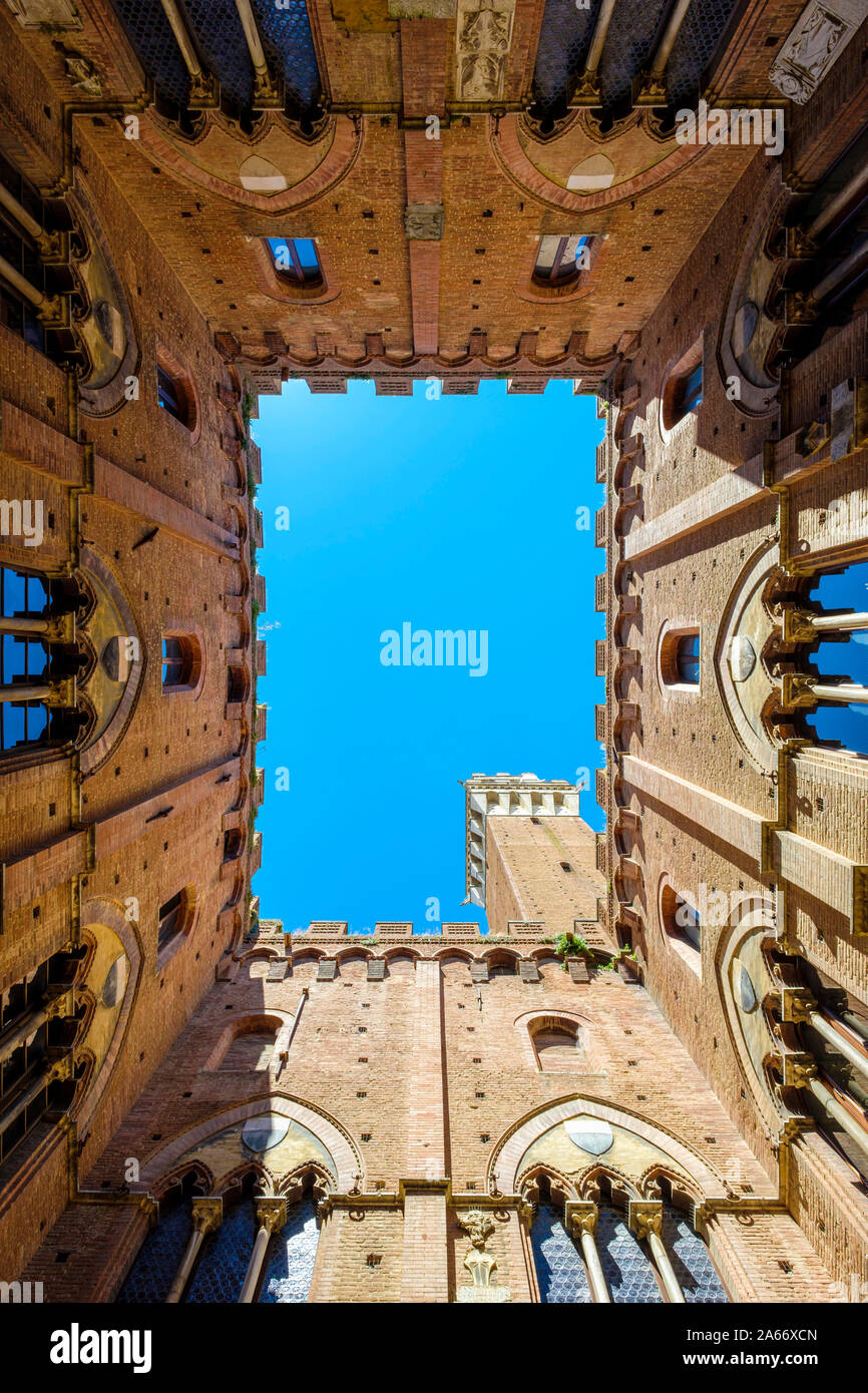 Palazzo Pubblico et la Torre del Mangia, UNESCO World Heritage Site, low angle, Sienne, Toscane, Italie, Europe. Banque D'Images