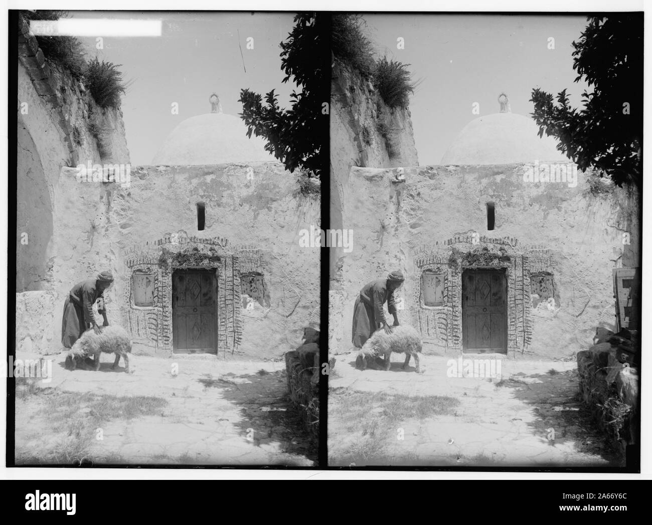 Budrieh Sherafat Weli de à et la préparation d'un sacrifice. Entrée ornée de la tombe. Banque D'Images