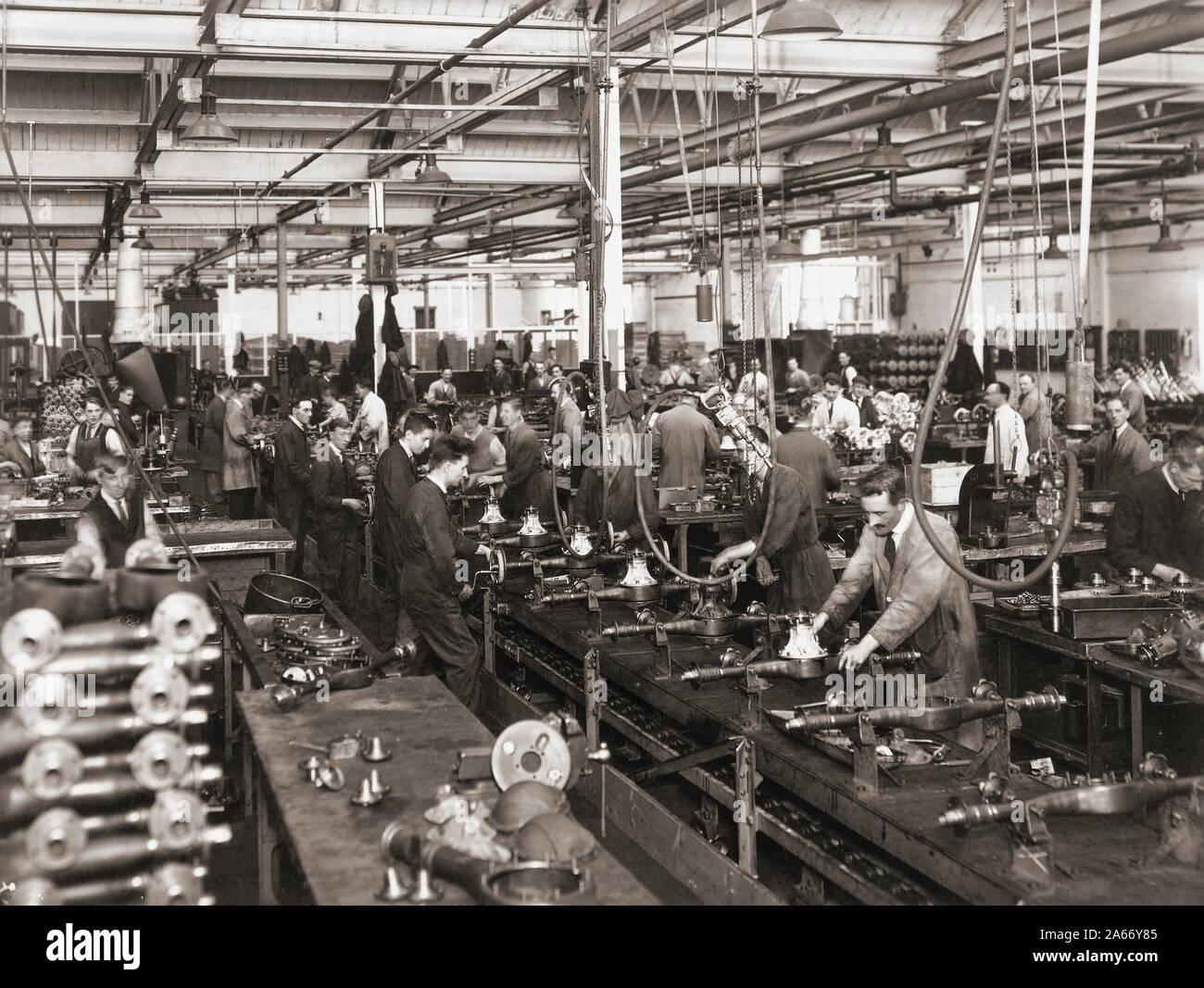 Wolseley Motors intérieur, à Birmingham dans les années 30. Les travailleurs sur une ligne de production. Banque D'Images