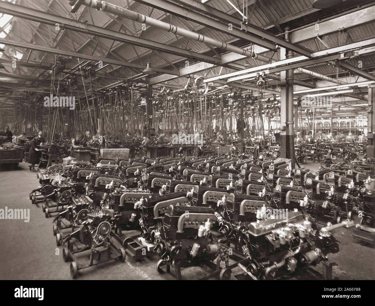 Wolseley Motors intérieur, à Birmingham dans les années 30. En attente de l'assemblage dans les moteurs des véhicules. Banque D'Images
