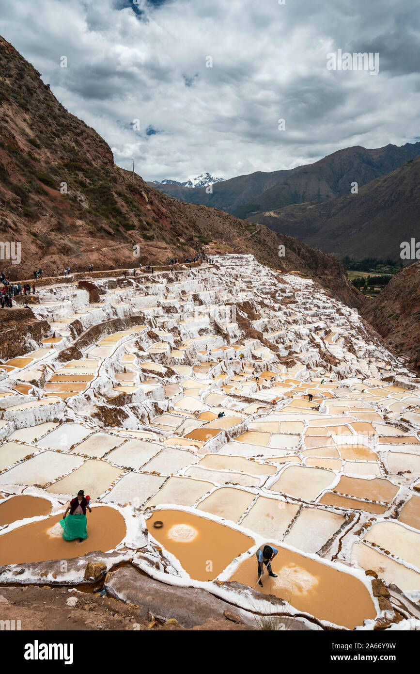 Portrait des travailleurs au marais de sel de Maras terrasses, Salinas de Maras, région de Cuzco, Pérou Banque D'Images