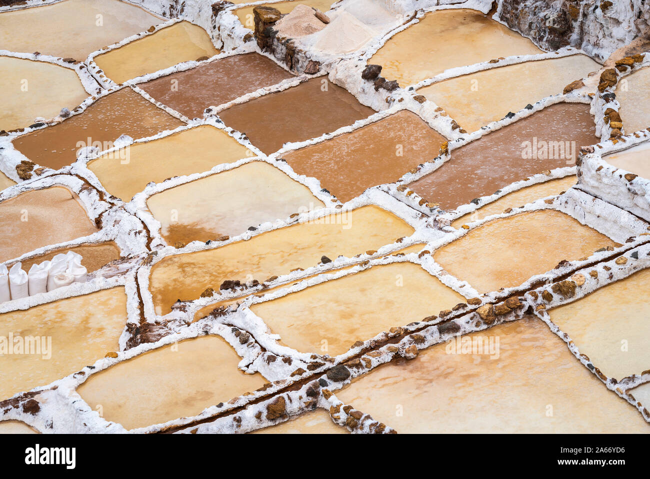Full Frame shot de marais de sel de Maras terrasses, Salinas de Maras, région de Cuzco, Pérou Banque D'Images
