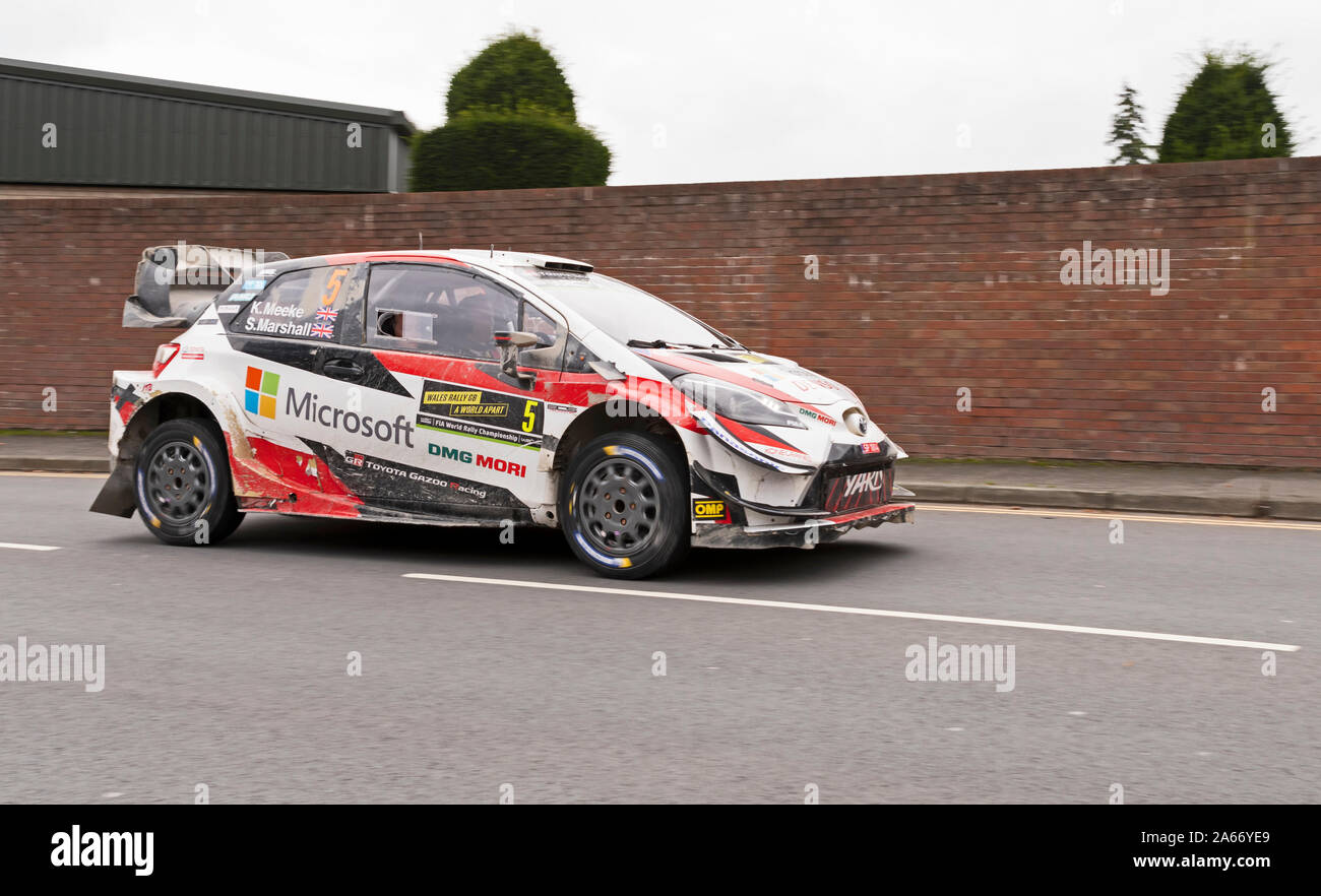 5 voiture pilote, Kris Meeke, Co-Driver Sebastian,Marshall Wales Rally GB entre-deux étapes à Newtown, Powys, Wales, UK Banque D'Images