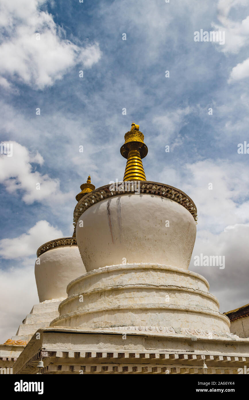 Les stupas géant à un monastère bouddhiste au Tibet, en Chine. Banque D'Images
