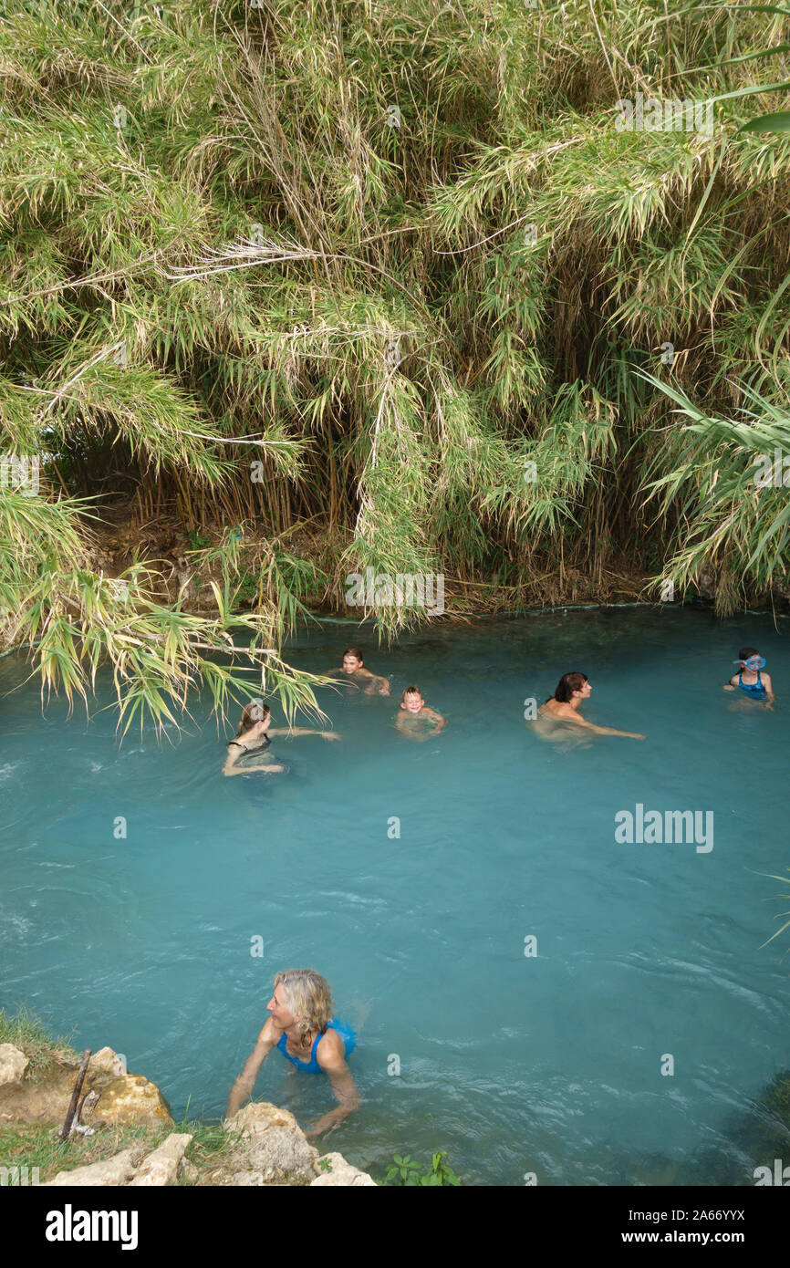 Se détendre dans la rivière naturelle d'eau chaude à la Cascate del Mulino, Saturnia, le sud de la Toscane, Italie. Echelle ici est libre, et très populaire Banque D'Images