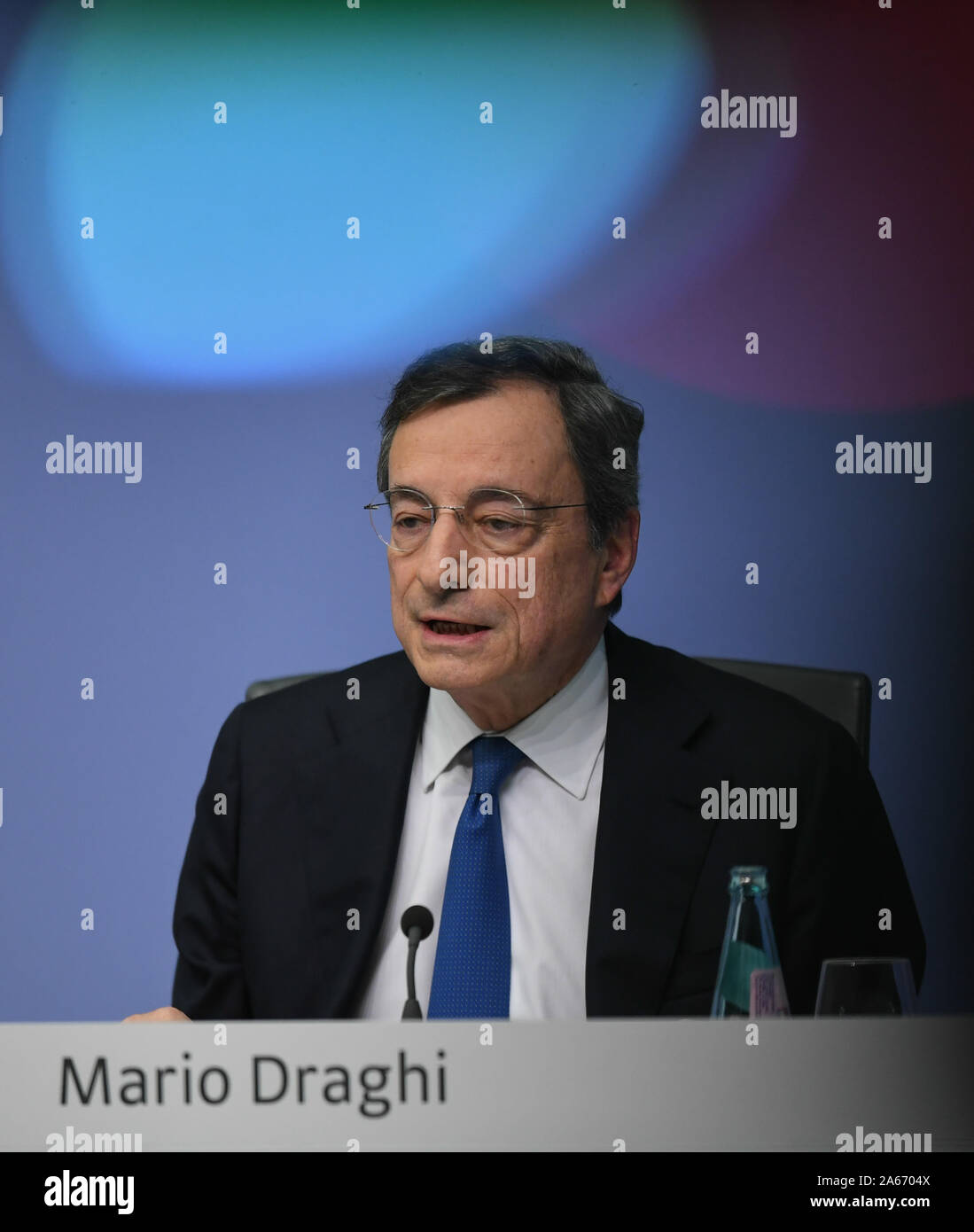 Francfort, Allemagne. 24 Oct, 2019. Banque centrale européenne (BCE) Le président Mario Draghi prend la parole lors d'une conférence de presse au siège de la BCE à Francfort, Allemagne, le 24 octobre 2019. La Banque centrale européenne (BCE), jeudi, a décidé de maintenir les taux d'intérêt pour la zone euro inchangé. La zone euro Taux d'intérêt de base demeurera à 0,00 pour cent, avec le taux de prêt marginal et le taux de dépôt reste à 0,25 pour cent et 0,50 pour cent de moins respectivement. Crédit : Yang Lu/Xinhua/Alamy Live News Banque D'Images
