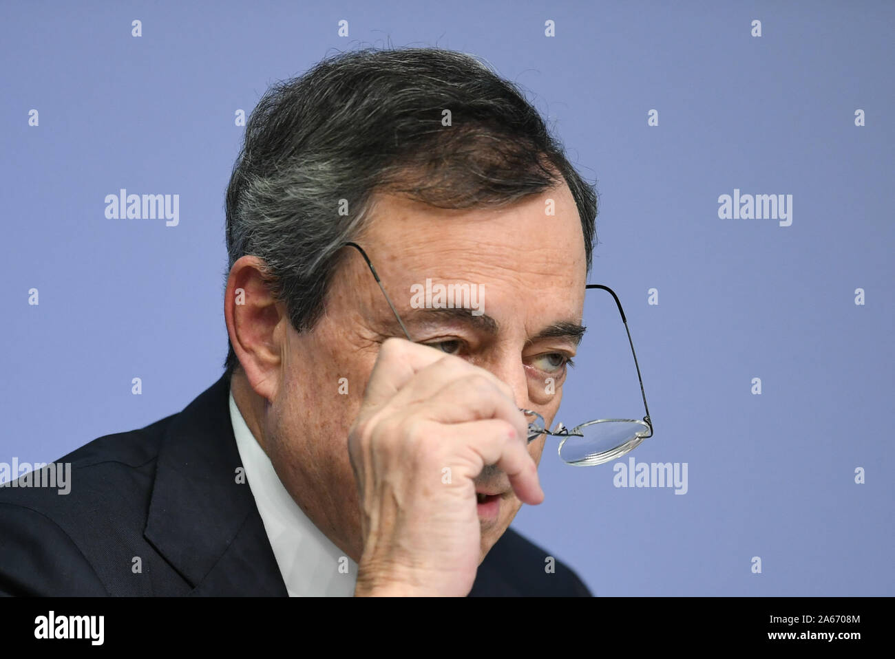 Francfort, Allemagne. 24 Oct, 2019. Banque centrale européenne (BCE) Mario Draghi Président assiste à une conférence de presse au siège de la BCE à Francfort, Allemagne, le 24 octobre 2019. La Banque centrale européenne (BCE), jeudi, a décidé de maintenir les taux d'intérêt pour la zone euro inchangé. La zone euro Taux d'intérêt de base demeurera à 0,00 pour cent, avec le taux de prêt marginal et le taux de dépôt reste à 0,25 pour cent et 0,50 pour cent de moins respectivement. Crédit : Yang Lu/Xinhua/Alamy Live News Banque D'Images
