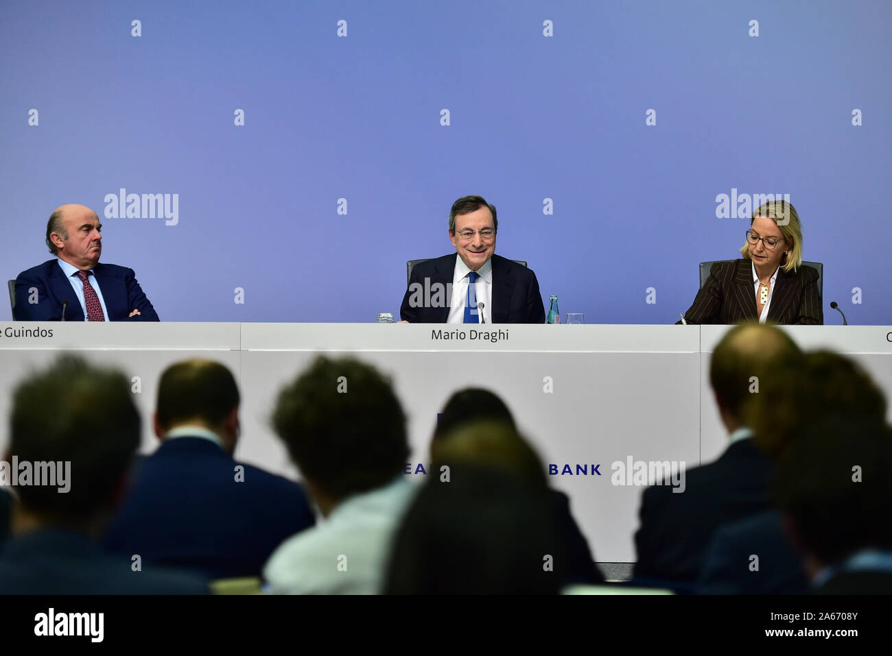 Francfort, Allemagne. 24 Oct, 2019. Banque centrale européenne (BCE) Le président Mario Draghi (C) prend la parole lors d'une conférence de presse au siège de la BCE à Francfort, Allemagne, le 24 octobre 2019. La Banque centrale européenne (BCE), jeudi, a décidé de maintenir les taux d'intérêt pour la zone euro inchangé. La zone euro Taux d'intérêt de base demeurera à 0,00 pour cent, avec le taux de prêt marginal et le taux de dépôt reste à 0,25 pour cent et 0,50 pour cent de moins respectivement. Crédit : Yang Lu/Xinhua/Alamy Live News Banque D'Images