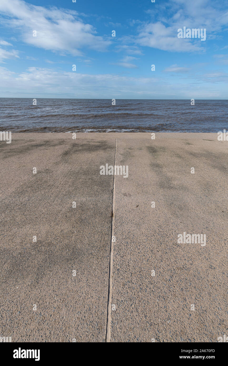 Les vagues se brisant sur la promenade de Blackpool, Lancashire étapes, au Royaume-Uni. Banque D'Images