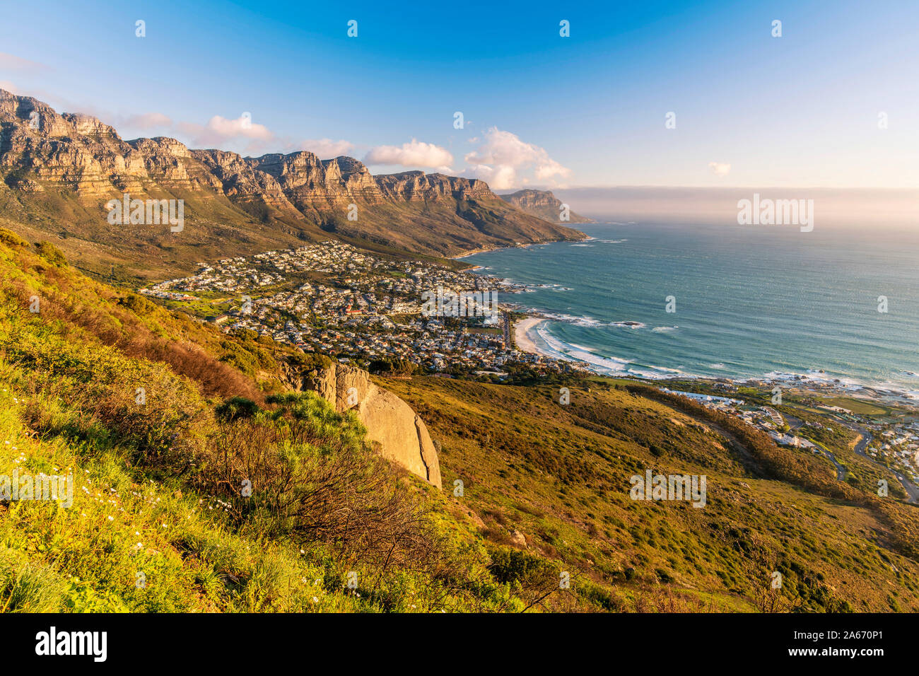 Camps Bay avec douze apôtres, dans l'avant-plan, Cape Town, Western Cape, Afrique du Sud Banque D'Images
