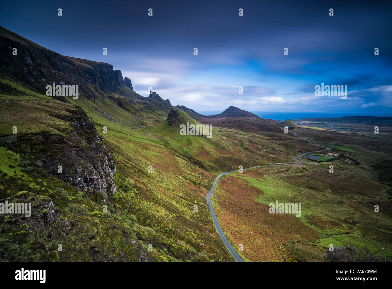 Route sur Quiraing, île de Skye, région des Highlands, Ecosse, Royaume-Uni Banque D'Images