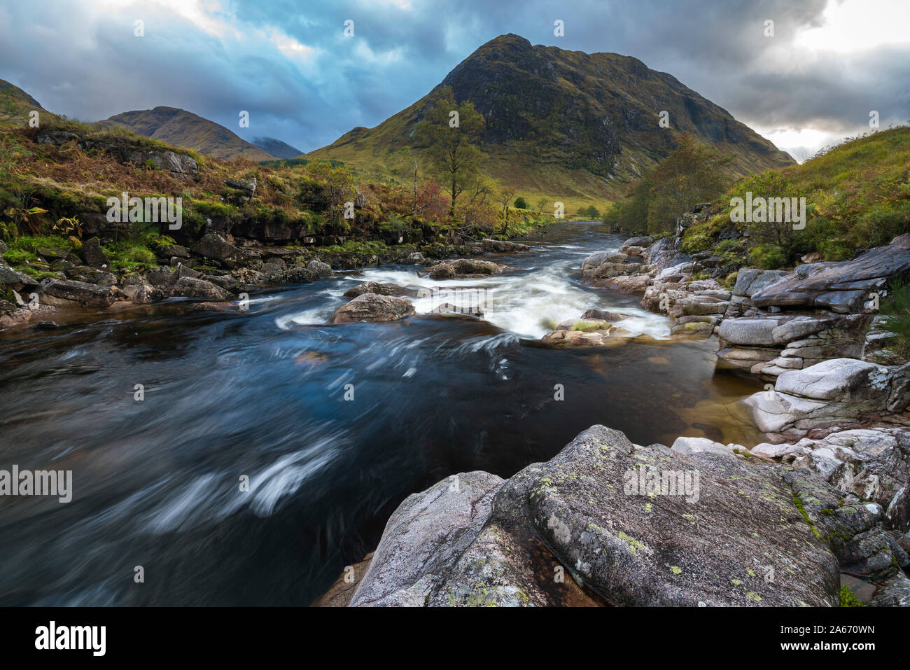 Etive rivière ruisseau coule à travers les roches de Glen Coe, région des Highlands, Ecosse, Royaume-Uni Banque D'Images