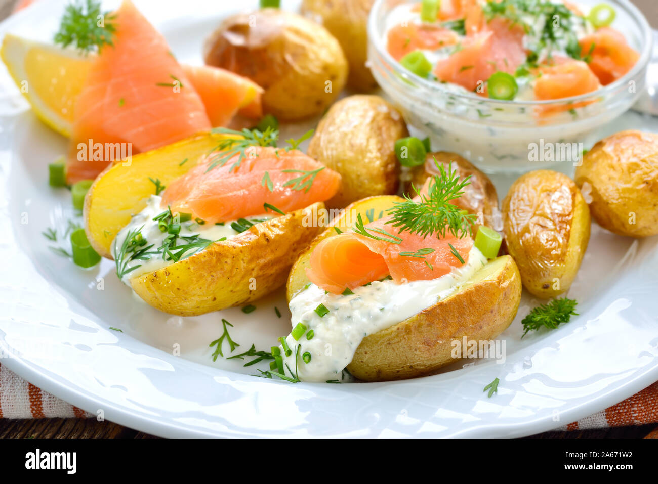 Veste Bebe Frais Du Four Pommes Servi Avec Fromage Aux Herbes Et Saumon Fume Photo Stock Alamy