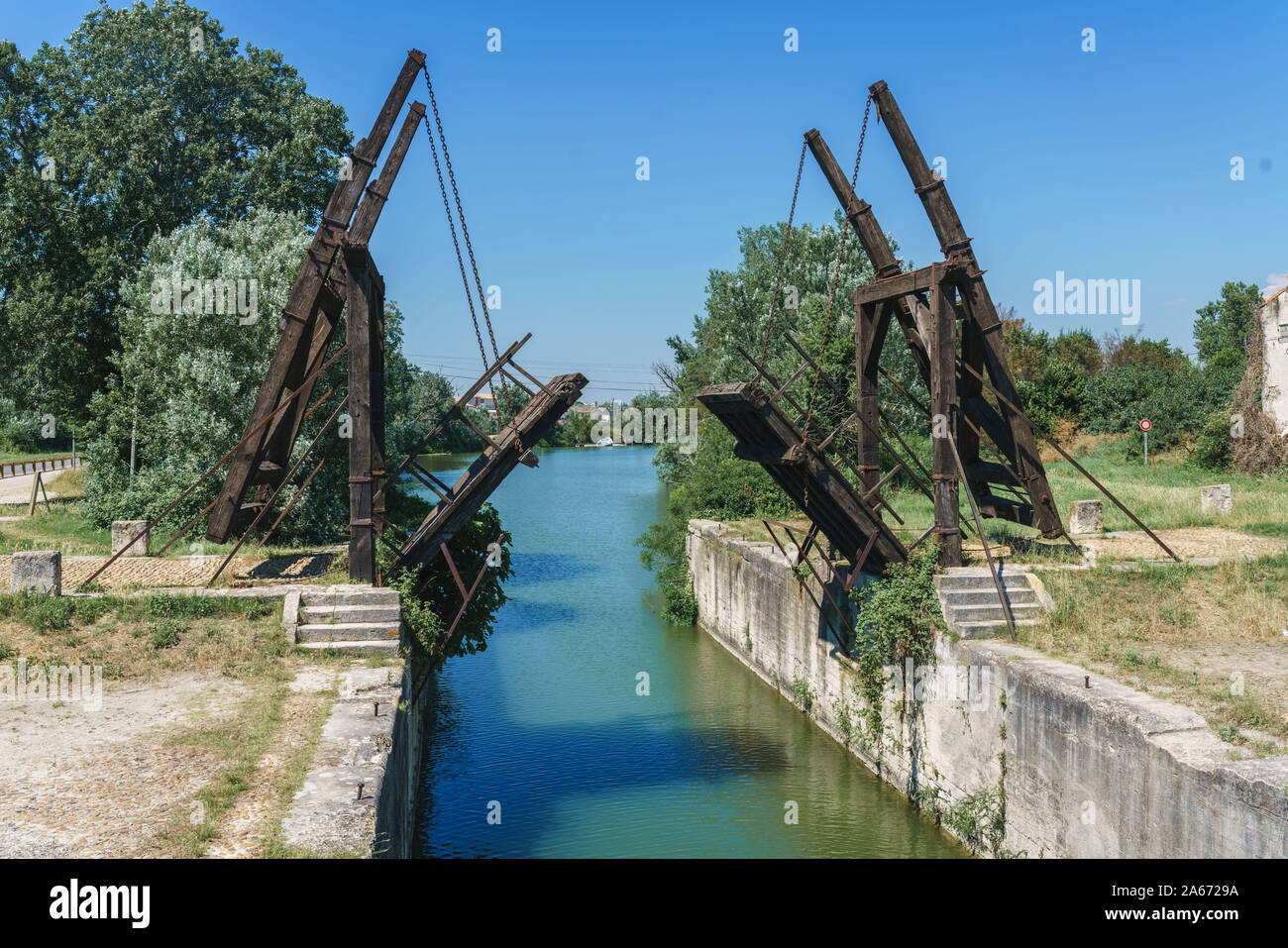 Une rivière près d'Arles, la place de la peinture de Van Gogh pour travail célèbre 'le Pont Langlois à Arles" Banque D'Images
