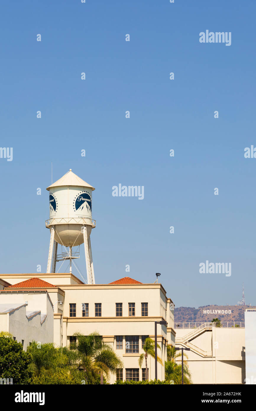 Les studios Paramount Photo tour de l'eau, avec le panneau Hollywood en arrière-plan. Los Angeles, Californie, États-Unis d'Amérique. Octobre 2019 Banque D'Images