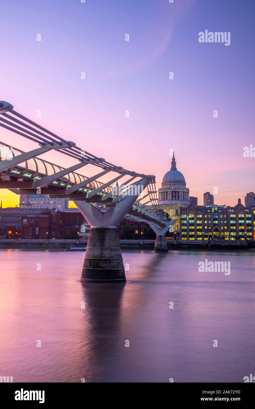 Royaume-uni, Angleterre, Londres, Millennium Bridge sur la rivière Thames et la Cathédrale St Paul Banque D'Images