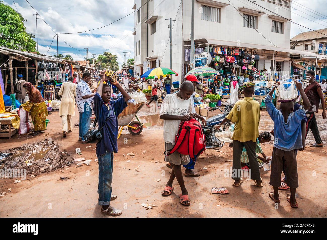 Une longue scène de rue à Serrekunda en Gambie, Afrique de l'Ouest. Banque D'Images