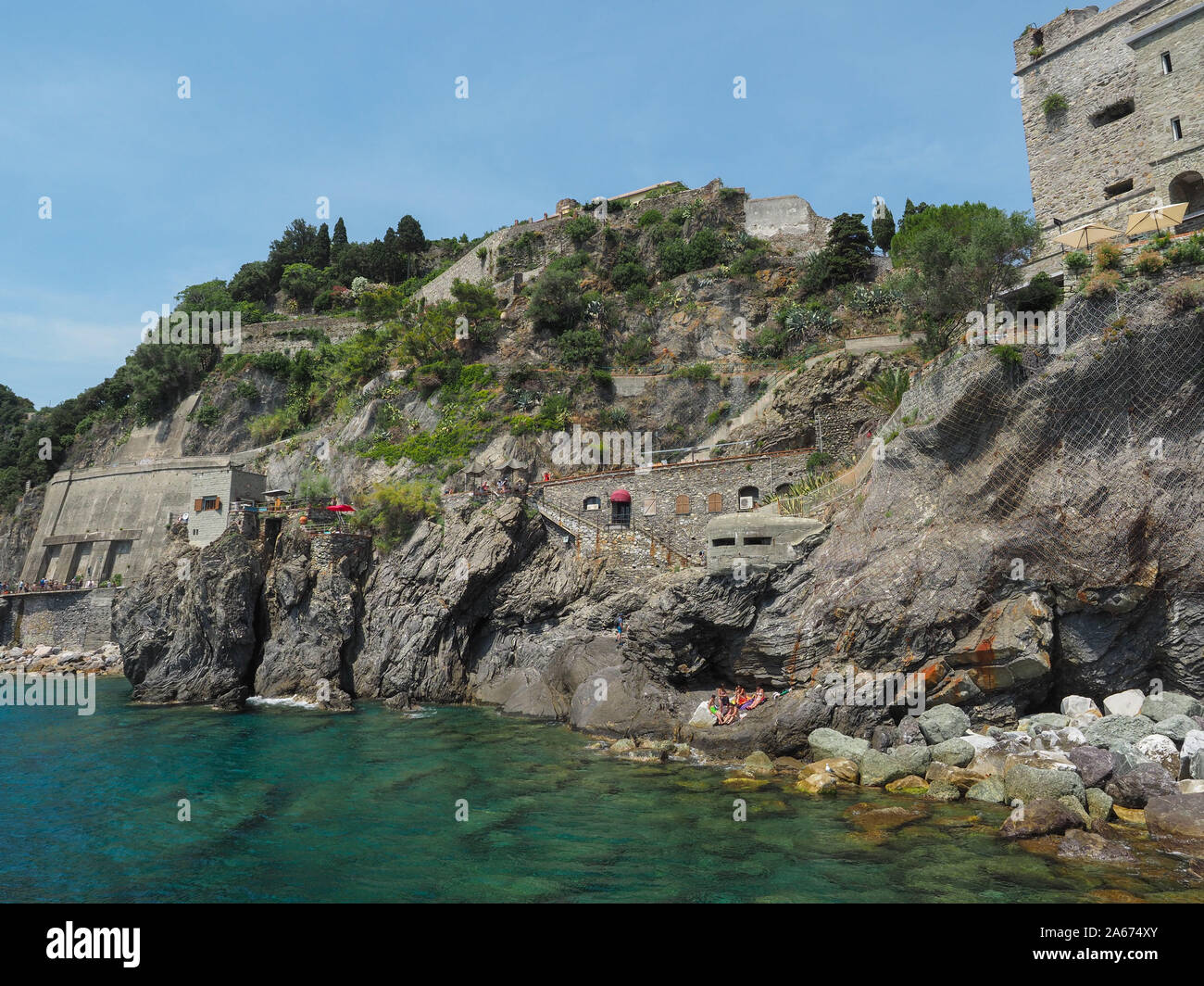 Cinque Terre ou Riviera italienne côte en Italie, région Ligurie. Seashore de Monterosso al Mare avec Torre Aurora Tower sur la roche raide sur la droite. Banque D'Images